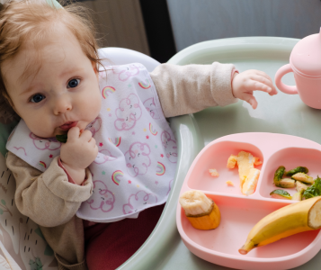 Захранване по BLW методика – пълен наръчник за родители (Baby Led Weaning)
