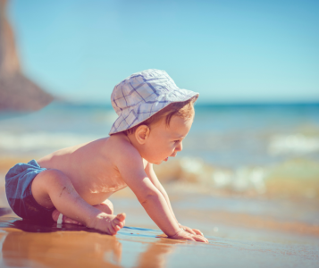 Пояс със сенник за бебе – защо е хит на лятото и как помага за безопасното плуване