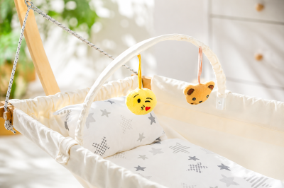 🌙 Бебешки хамак от естествена букова дървесина 👶💤 с 4 ПОДАРЪКа Мрежа против комари 🦟, Матрак и възглавничка  и бар за играчки🎁 – 100% памучна дишаща материя, антиколик ефект и ергономична позиция за спокоен и безопасен сън още от новородено до 3 години 💙 